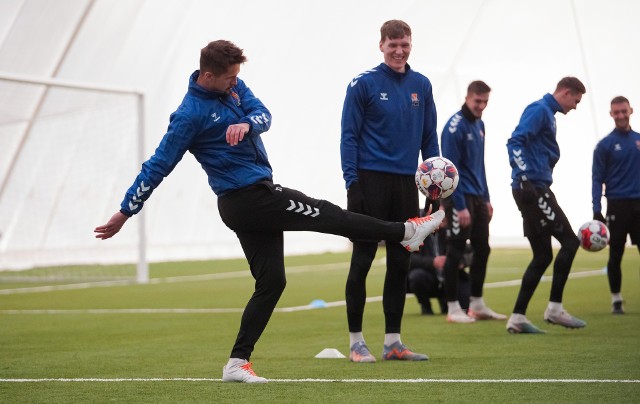 (Gracze Motoru do piłkarskiej wiosny przygotowują się aktualnie w „Kozim Grodzie”. Na zdjęciach trening pod balonem w obiekcie Lubelskiej Akademii Futbolu)