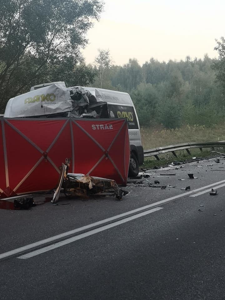 Proniewicze: Śmiertelny wypadek na DK 19. Ciężarówka zderzyła się z busem. Nie żyje dwóch kierowców [ZDJĘCIA] 12.09.2019