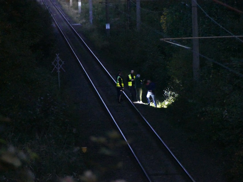 Policjanci ustalają przyczyny tragicznego zdarzenia.