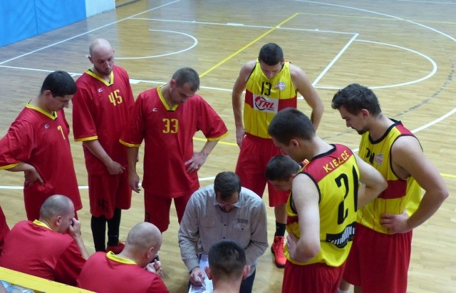 Koszykarze Calipers Kielce odnieśli czwarte zwycięstwo w trzeciej lidze.