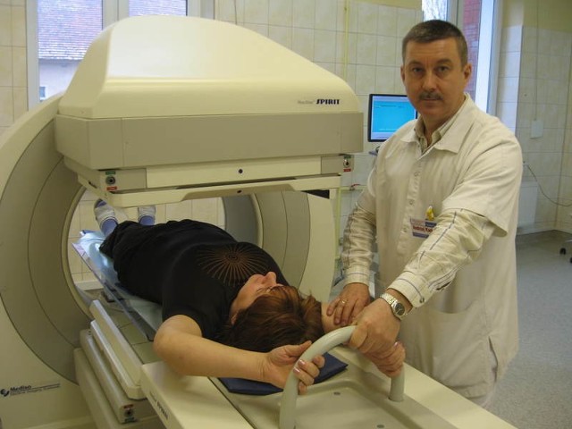 Andrzej Karbowy przygotowuje pacjentkę do badania z nową gama-kamerą.