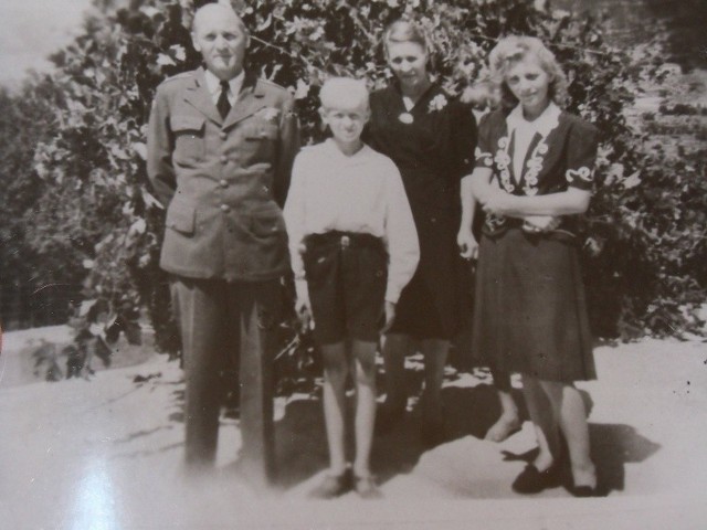 Rodzina wreszcie w komplecie. Wspólne pozowanie do zdjęcia z mamą, ojcem i bratem stało się możliwe dopiero w 1947 roku.