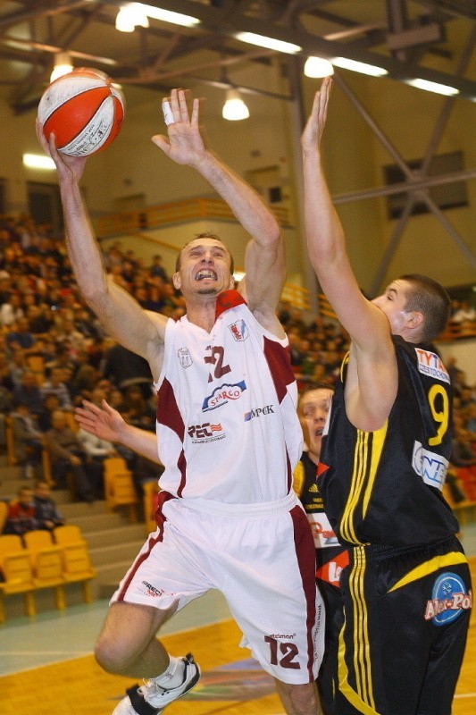 Andrzej Molenda w poprzednim sezonie zagrał w 18 meczach II ligi. Rzucał średnio 5,9 pkt i notował 5 zbiórek.