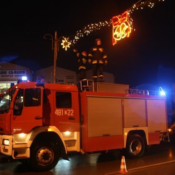 W piątek na ulicy Sokolej strażacy rozwieszali świąteczne ozdoby.