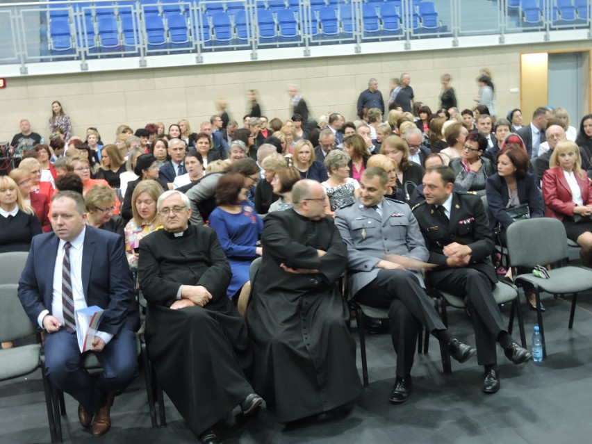 Ostrów Mazowiecka. Dzień Edukacji Narodowej: odznaczenia i nagrody dla najlepszych z subregionu [ZDJĘCIA, WIDEO]