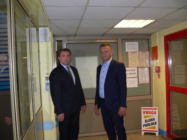 Od lewej: Marek Kos. po. dyrektora i starosta MarcinPiwnik podczas obchodu po Szpitalu Specjalistycznym w Sandomierzu.