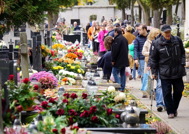 Wszystkich Świętych na cmentarzu przy ulicy Lipowej w Lublinie. Do 3 listopada trwa 37. kwesta na rzecz renowacji zabytkowych nagrobków.