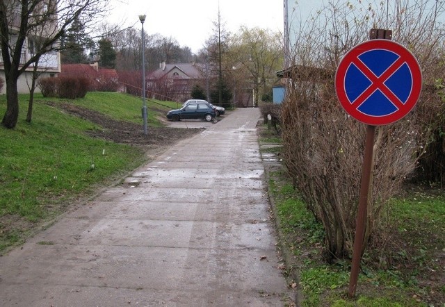 Sporne miejsca postojowe koło bloku przy ulicy Młodzieżowej w Miastku.