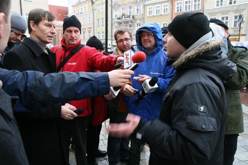 Przed opolskim ratuszem w poniedzialek manifestowali kibice...