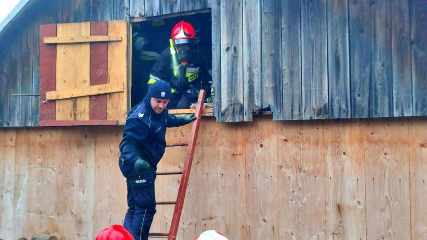 Policjanci z Nowego Żmigrodu w akcji gaśniczej podczas pożaru w Tokach