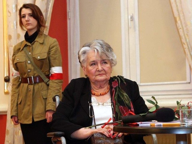 Za udział w operacji "Ostra Brama” Danuta Szyksznian-Ossowska została odznaczona srebrnym krzyżem zasługi z mieczami