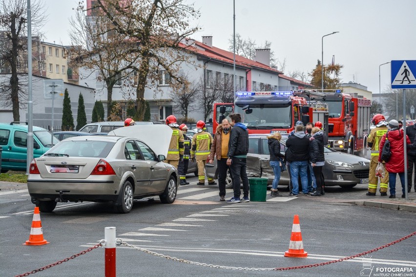 Wypadek w centrum Tarnobrzega. Na skrzyżowaniu ulic Targowej i Dekutowskiego zderzyły się dwa samochody. Poszkodowane dziecko (ZDJĘCIA)