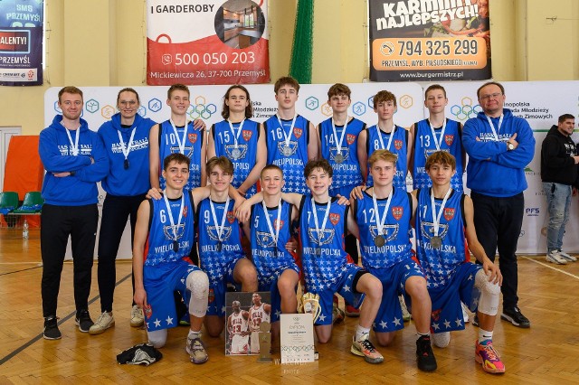 Tak prezentowała się koszykarska kadra Wielkopolski do lat 14 na OOM tuż po uroczystości rozdania medali dla najlepszych drużyn turnieju w Przemyślu