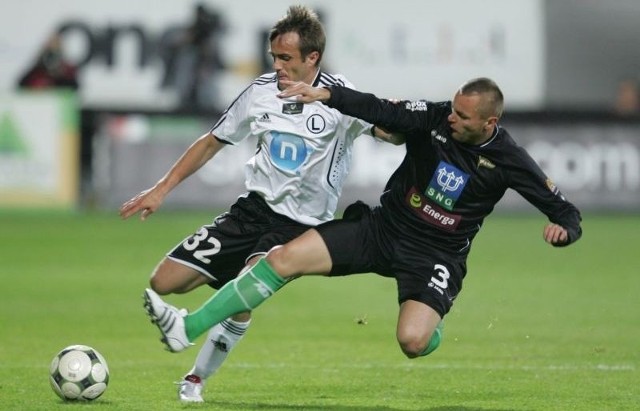 Piłkarz Legii Warszawa Miroslav Radovic (z lewej) walczy o piłkę z Arkadiuszem Mysoną z Lechii Gdańsk podczas meczu polskiej ekstraklasy. Legia wygrała 2:0.