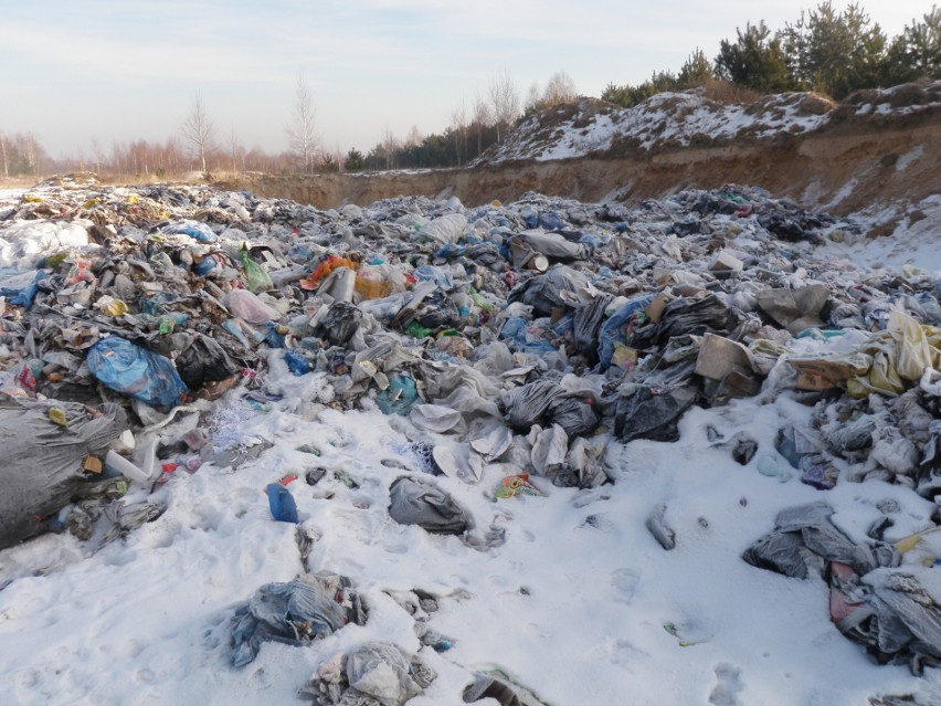 Gmina Jastrząb. 300 ton śmieci z Podhala trafiło do kopalni piasku w Gąsawach Rządowych!