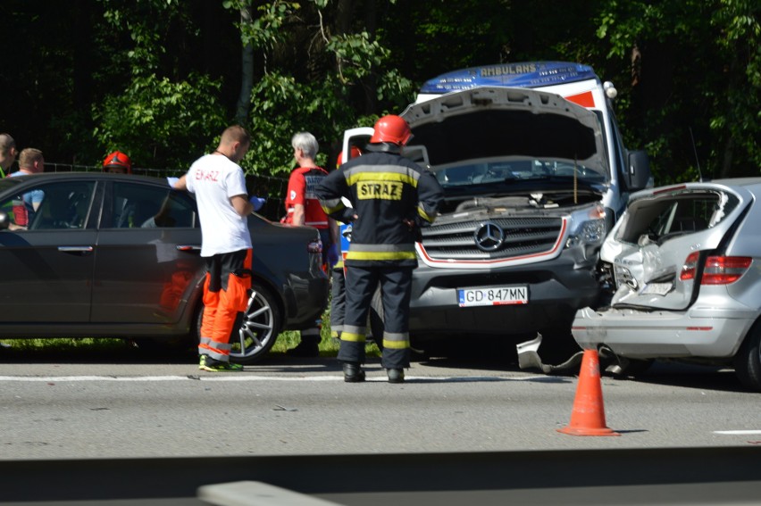 Wypadek z udziałem karetki na obwodnicy, w okolicach węzła...