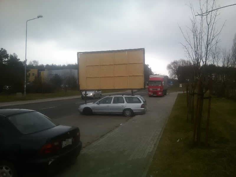 Auto zaparkowane na parkingu przy ul. Rzeźniczaka w Zielonej...