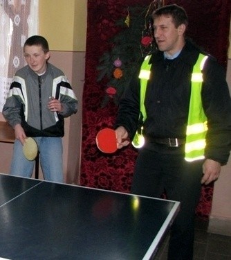 Młodszy aspirant Zdzisław Duda, dzielnicowy gminy Opatów gra w ping ponga.