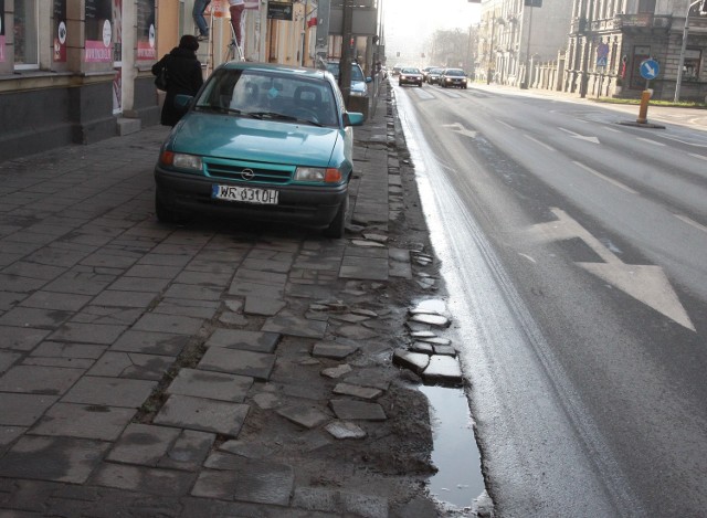 Tak wygląda chodnik przy ulicy 25 Czerwca, naprzeciwko parku imienia Tadeusza Kościuszki, na którym można parkować pojazdy.