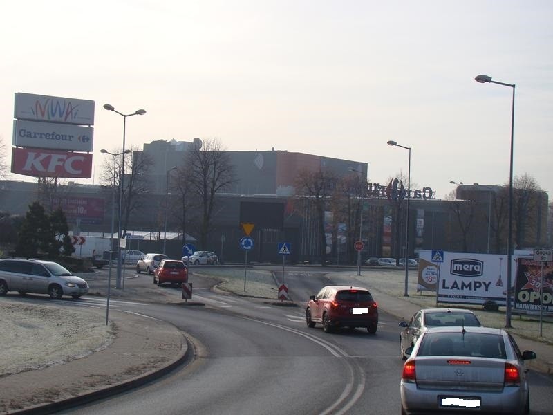 Znaki stopu hamują ruch na dwóch newralgicznych rondach w ciągu drogi krajowej 44 w Oświęcimiu