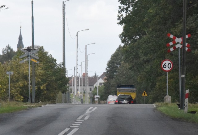 Przejazd kolejowy w Chudobie. Dzisiaj już bez znaku stopu, ale niedawno jeszcze z absurdalnym znakiem na nieczynnej linii kolejowej.