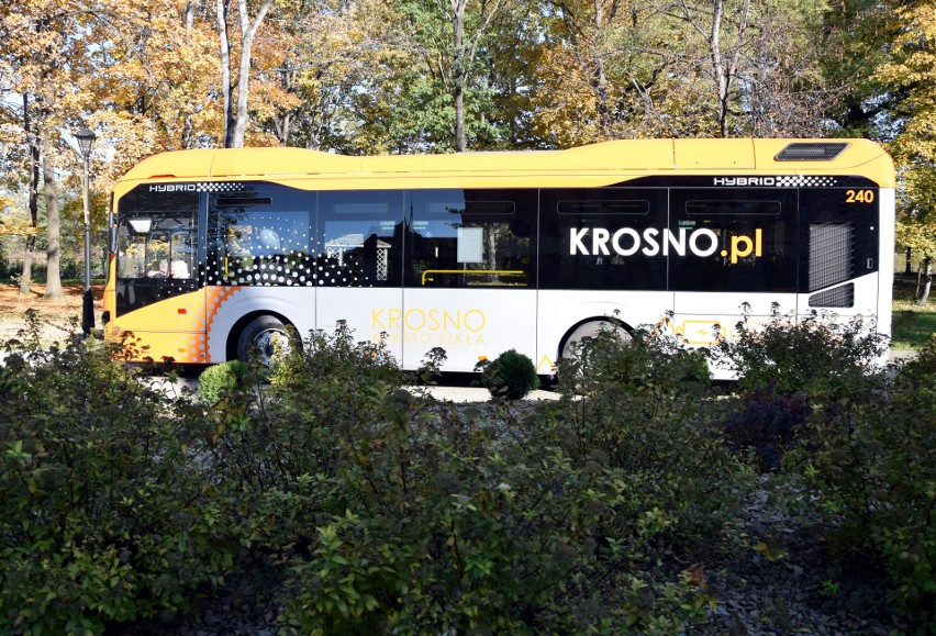 Komunikacja miejska w Krośnie ma nowe autobusy. 13 niskoemisyjnych pojazdów dostarczyły firmy Volvo i MMI [ZDJĘCIA]