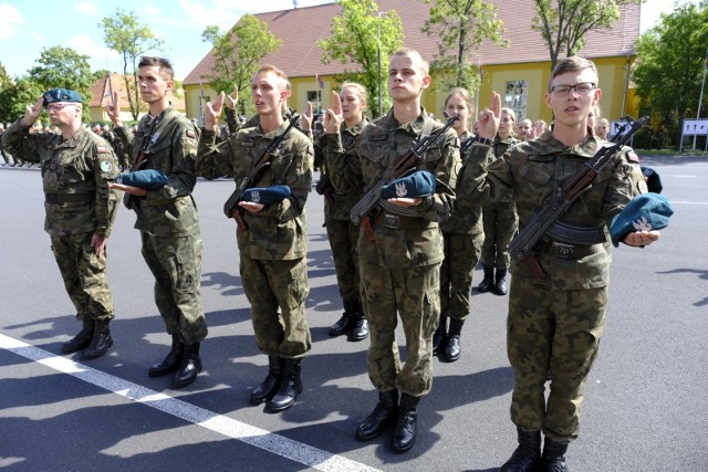 W sobotę (03.09) w Centrum Szkolenia Artylerii i Uzbrojenia im. g. J. Bema przy ul. Sobieskiego w Toruniu, odbyła się przysięga wojskowa studentów, którzy biorą udział w szkoleniu Legii Akademickiej. Zobacz zdjęcia z tego wydarzenia! >>>>>
