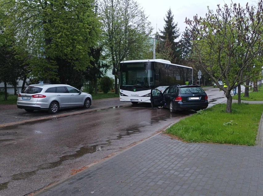 Zderzenie autobusu komunikacji miejskiej i osobówki na ul. Sportowej w Ostrowi Mazowieckiej 17.04.2024