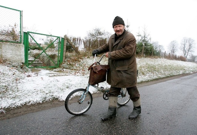 Pan Henryk na swoim rowerze wraca do domu z umorzeniem sprawy.