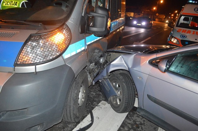 Wypadek we Włocławku. Policyjny radiowóz zderzył się z citroenem