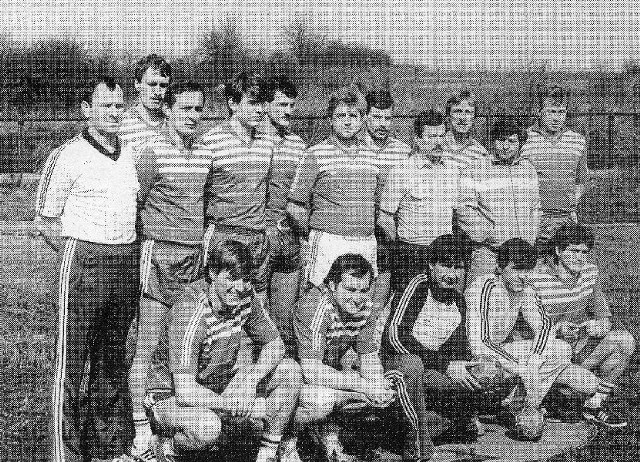 Drużyna Korony Kielce z 1985 roku, na boisku ówczesnego Zespołu Szkół Budowlanych przy ulicy Jagiellońskiej 90 w Kielcach. Stoją od lewej: trener Edward Strząbała, Artur Lipka, Antoni Zięba, Dariusz Wcisło, Marek Przybylski, drugi trener Roman Trzmiel, Jacek Szulc, kierownik drużyny Zbigniew Wdowicz, Roman Moneta, masażysta Wojciech Cecko, Zbigniew Tłuczyński. W dolnym rzędzie od lewej: Piotr Świgoń, Zdzisław Przybylik, Krzysztof Latos, Jerzy Sowiński, Jarosław Podolski.