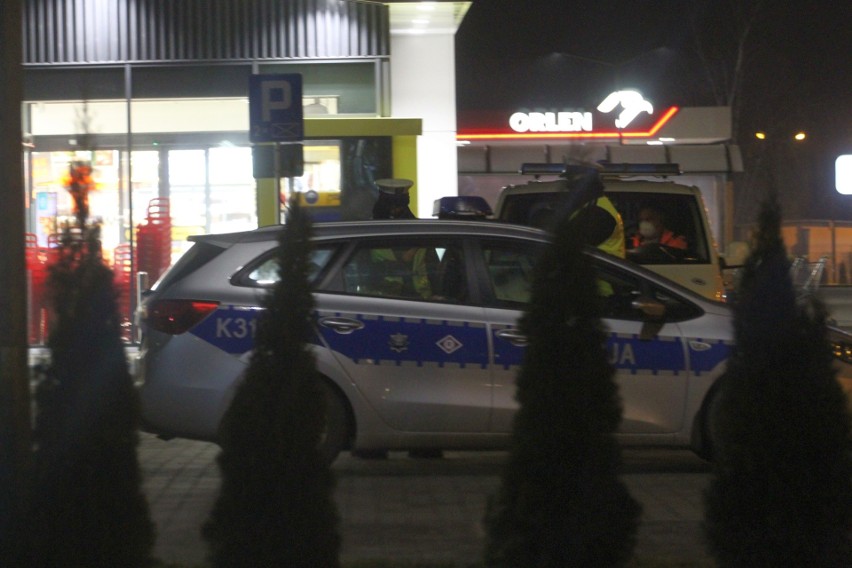 Tarnobrzeg. Zwłoki mężczyzny w samochodzie dostawczym na parkingu Biedronki. Czy to było samobójstwo?