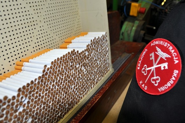 Funkcjonariusze podlaskiej KAS oraz policjanci warszawskiego CBŚP zlikwidowali na Mazowszu nielegalną fabrykę papierosów.
