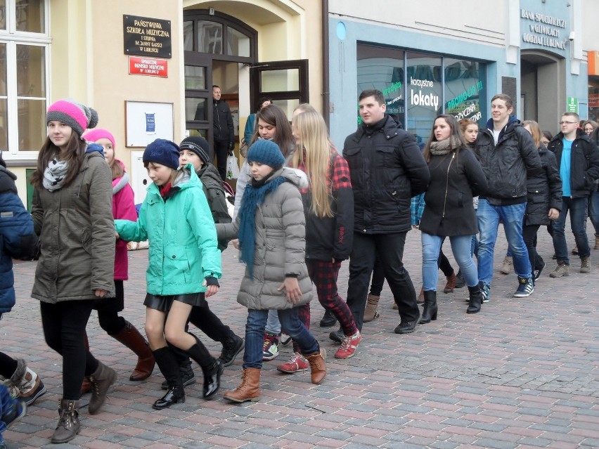 Ok. 200 osób tańczyło poloneza na rynku w Lublińcu