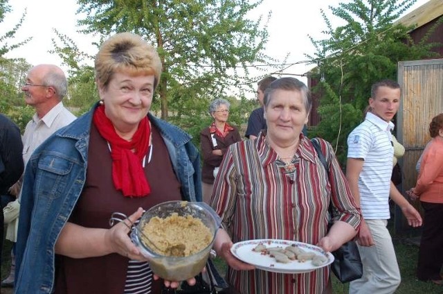 Teresa Zych z Kazanowa i Jadwiga Ruta z Miechowa z nagrodzonymi potrawami kuchni regionalnej.