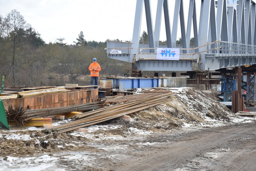 Ostrołęka. Nowy most kolejowy już łączy brzegi Narwi. Zobaczcie zdjęcia z budowy. 3.02.2022