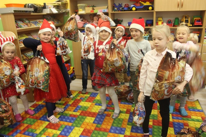 Mikołajki w Gostkowie. Dzieci dostały prezenty (zdjęcia)