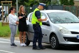 Wypadek na al. Kochanowskiego we Wrocławiu. Samochód potrącił kobietę przechodzącą przez przejście dla pieszych [ZDJĘCIA]