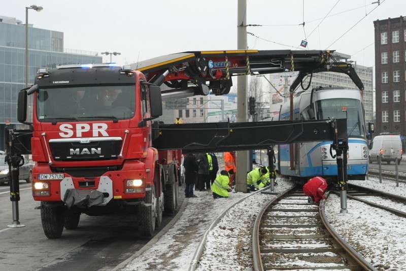 Wrocław: Tramwaj 33 Plus wykoleił się na pl. Społecznym. I zakorkował centrum (ZDJĘCIA)