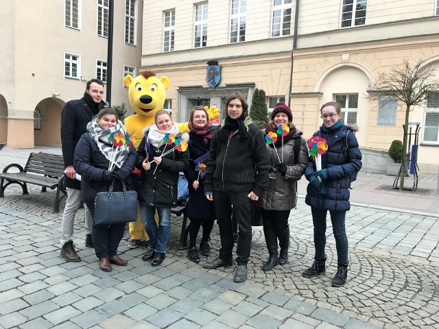 Członkowie Związku Młodzieży MN namawiali do składania podpisów na rzecz większych  praw mniejszości na opolskim rynku.