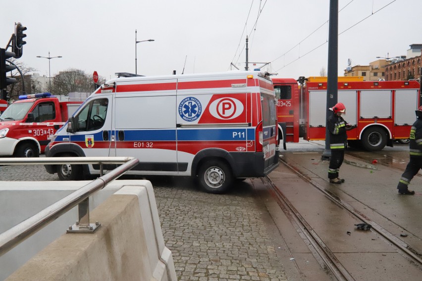 Wypadek tramwaju na al. Mickiewicza w Łodzi. Zderzenie...