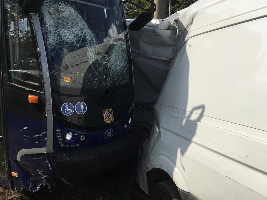 Wypadek busa i tramwaju na Ślężnej. To cud, że kierowca żyje [ZDJĘCIA]