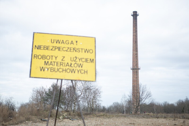 Wyburzenie komina po dawnych zakładach Maćkowy.