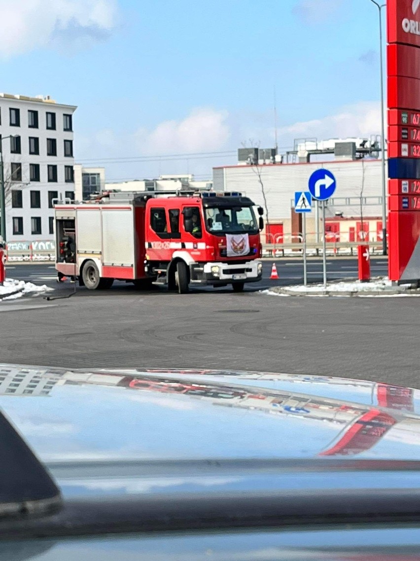 Aktualizacja. Samochód uszkodził zawór gazu na stacji paliw w Krakowie. Interweniowało kilka zastępów straży pożarnej