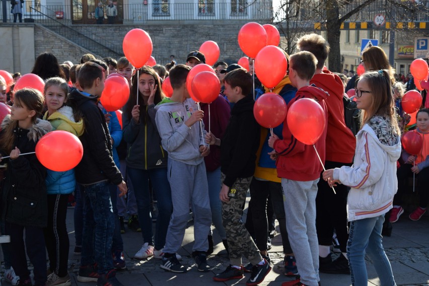 W Gorlicach jest dzisiaj biało-czerwono. Na płycie rynku powstała żywa flaga. Przyszły setki uczniów z biało-czerwonymi balonikami