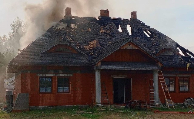 Ogromny pożar wybuchł wczesnym rankiem 14 lipca tego roku. Zapalił się dach murowanego domu krytego gontem. Pożar gasiło przez wiele godzin 60 strażaków. Więcej na kolejnych zdjęciach.