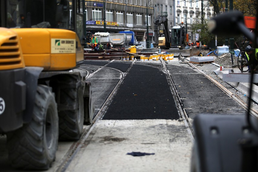 Kraków. Trwa remont Basztowej, wkrótce zmiany w komunikacji