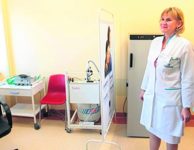 Nowy gabinet zabiegowy pokazuje Elżbieta Malinowska, pielęgniarka poradni dermatologicznej.