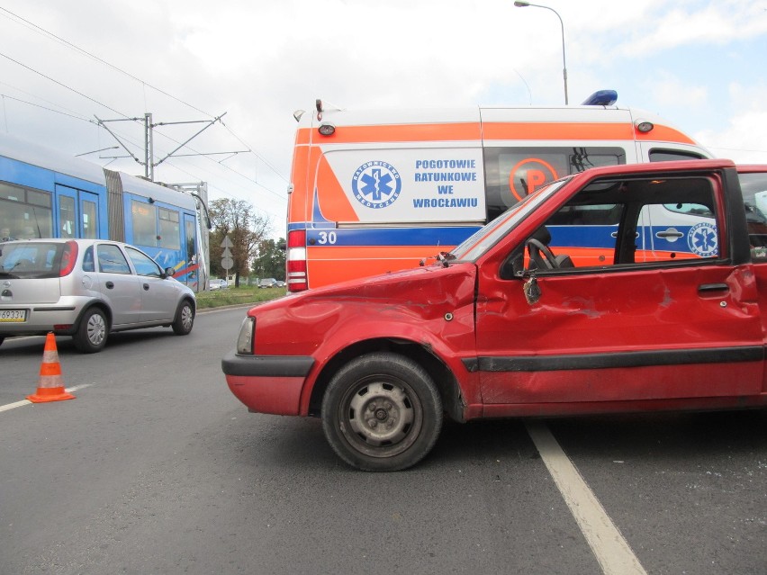 Wypadek na Legnickiej. Zderzenie cieżarówki i auta osobowego (ZDJĘCIA)