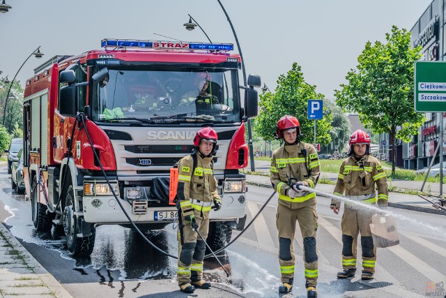 Członkowie Jaworzno 112 fotografują służby działające na terenie Jaworzna podczas interwencji, ćwiczeń czy zawodów. Dzięki nim mieszkańcy miasta otrzymują informacje o wypadkach czy utrudnieniach. Zobacz kolejne zdjęcia. Przesuń w prawo - wciśnij strzałkę lub przycisk NASTĘPNE